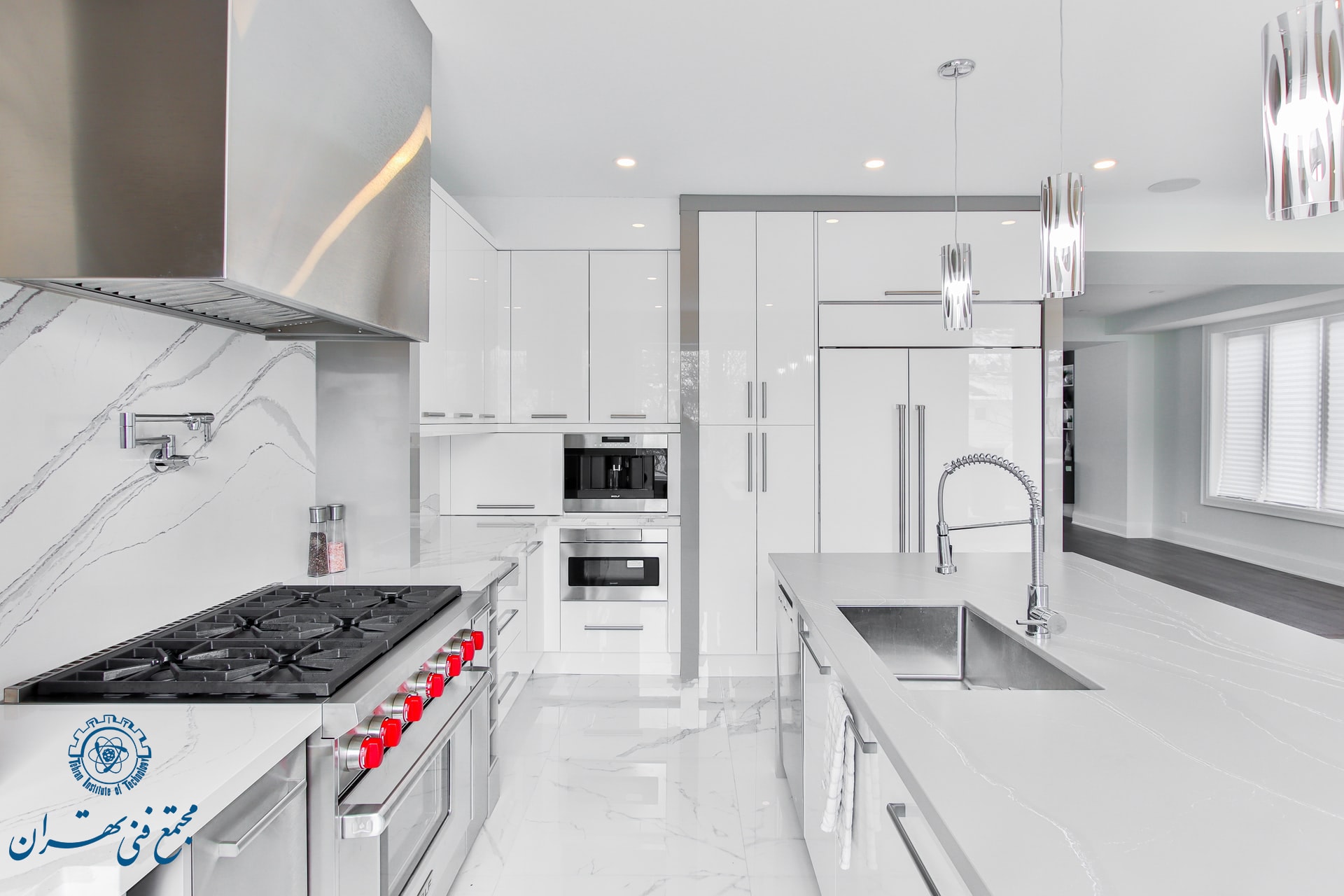 طراحی داخلی آشپزخانه سفید نقره ای